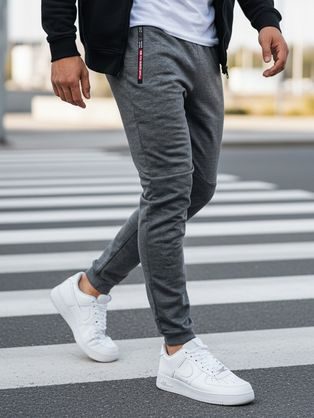 Modre trenirke preprostega dizajna