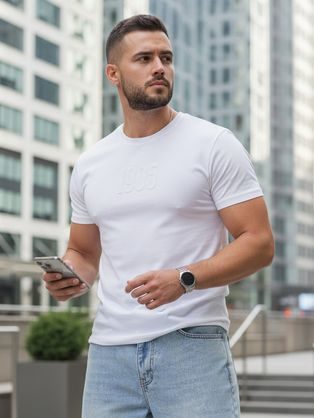 Edinstvena bela majica z napisom 1905