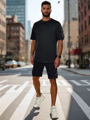 Privlačen moški komplet z žepi v črni barvi