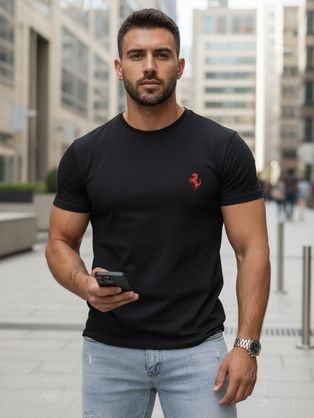 Atraktivna črna majica z logom