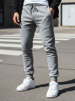 Stilska trenirka v svetlo sivi barvi