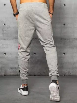 Hlače z maskirnim trendom v grafitni barvi