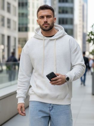 Siva moška majica z zanimivim dizajnom