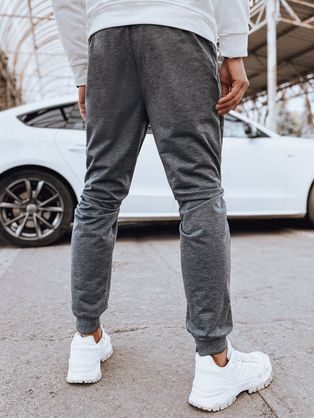 Hlače z maskirnim trendom v grafitni barvi