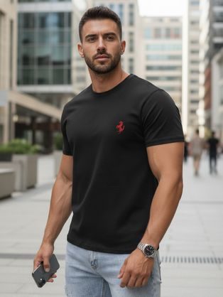 Oranžna polo majica enostavnega dizajna