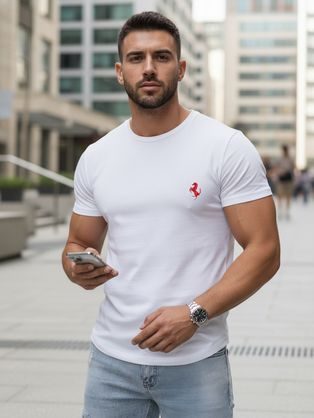 Oranžna polo majica enostavnega dizajna