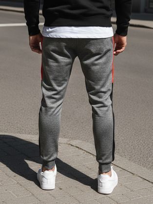 Modre trenirke preprostega dizajna