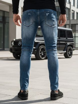 Nebeško modre kavbojke z modernimi luknjami