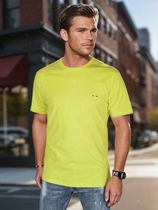 Značilna rumena majica z aplikacijo na prsih