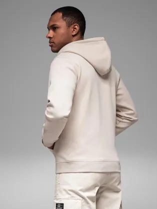 Atraktiven črn pulover s kapuco