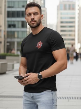 Atraktivna črna majica z logom