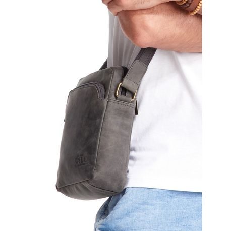 Usnjena torbica v črni barvi stilskega izgleda