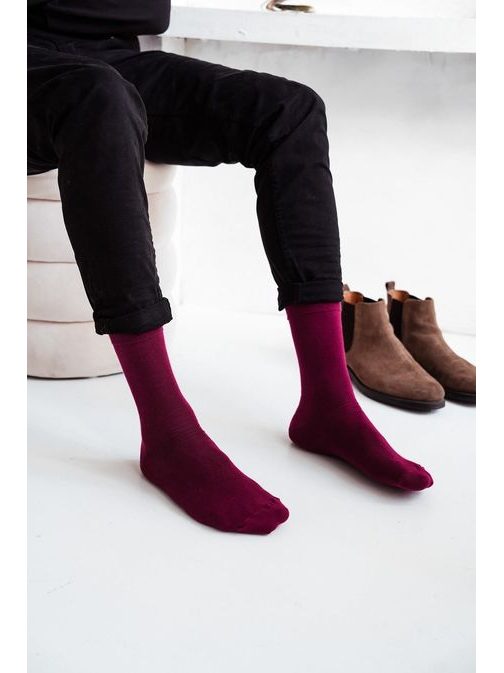 Elegantne moške nogavice v bordo barvi