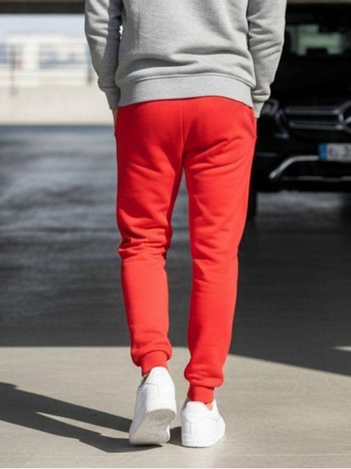 Rdeča trenirka preprostega dizajna