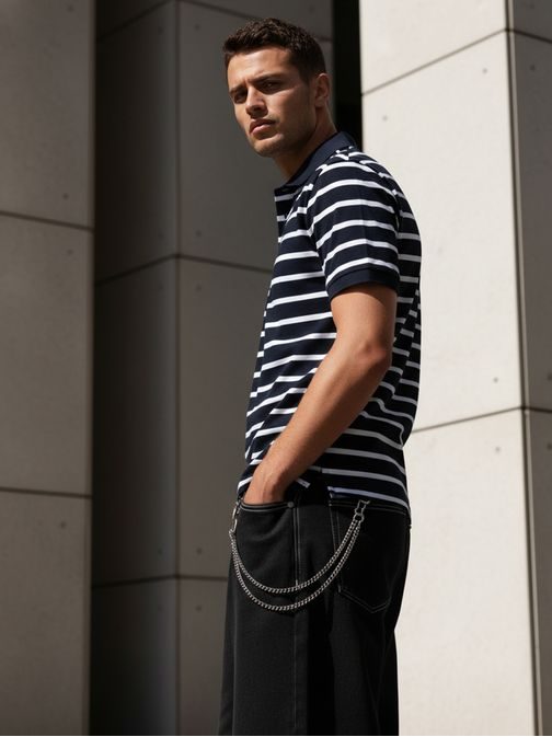 Modna temno modra moška polo majica s črtastim vzorcem