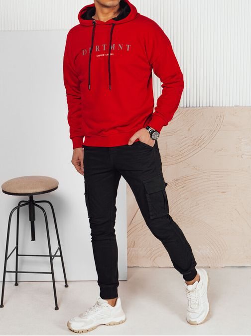 Rdeč pulover s kapuco in napisom