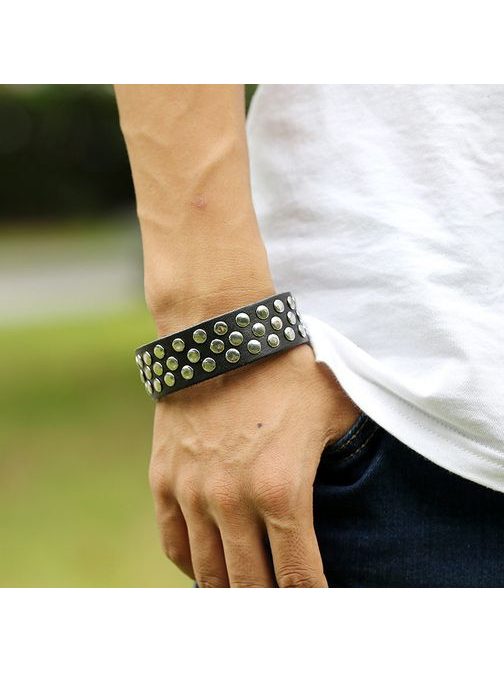 Zapesnica za moške s kovinskimi zaponkami