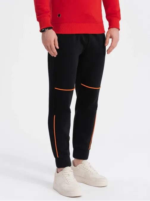 Udobne trenirke s prešivanjem v črni barvi om-pask-0145