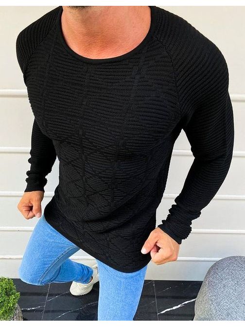 Črn pulover s čudovitimi šivi