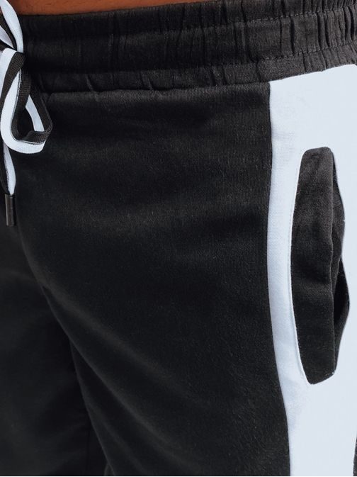 Udobne črne kratke hlače s črtami po straneh