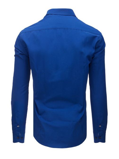 Modra srajca preprostega dizajna