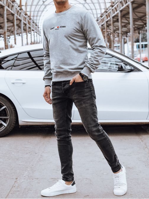 Atraktiven siv pulover z napisom