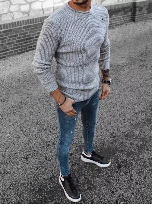 Svetlo siv pleteni pulover z modnimi luknjami