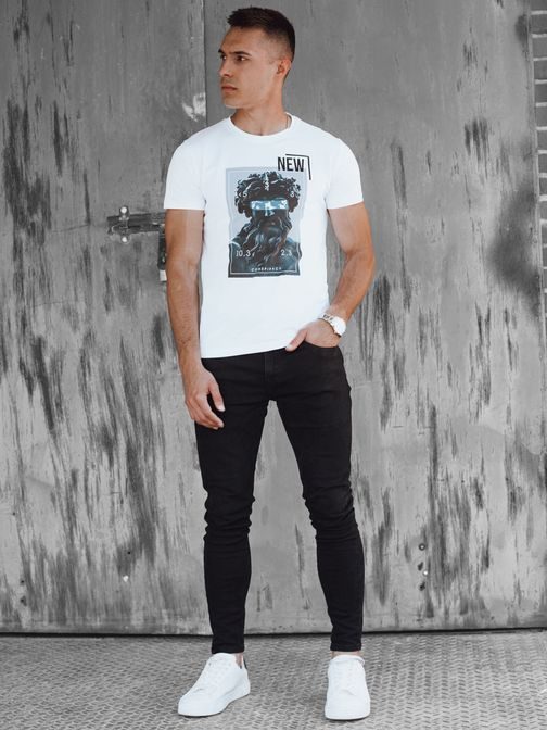 Bela majica z atraktivnim potiskom