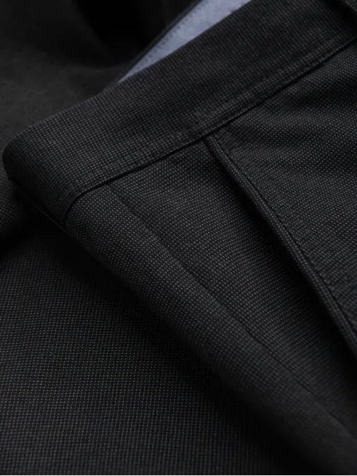 Moške črne klasične chinos hlače z nežno teksturo V5 PACP-0188