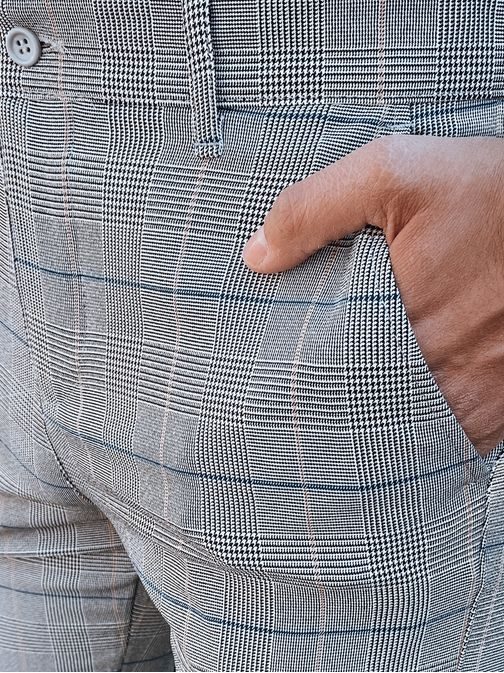 Modne svetlo sive hlače s karo vzorcem