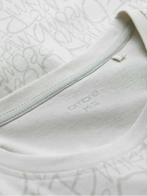 Moška zelena majica z okrasnim žepom in natisnjenimi črkami V4 S2042