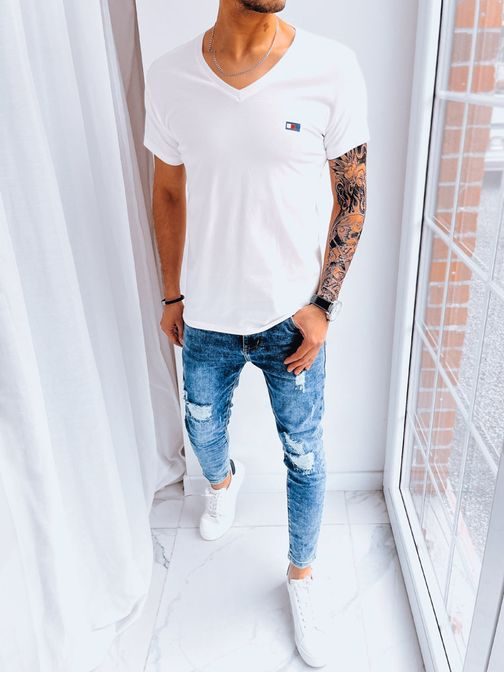 Bela majica za poletje z aplikacijo