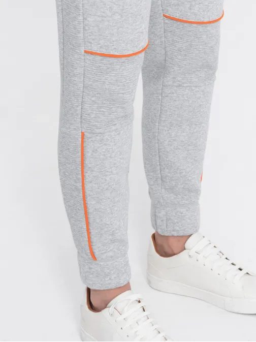 Udobne trenirke s prešivanjem v sivi barvi meliert om-pask-0145