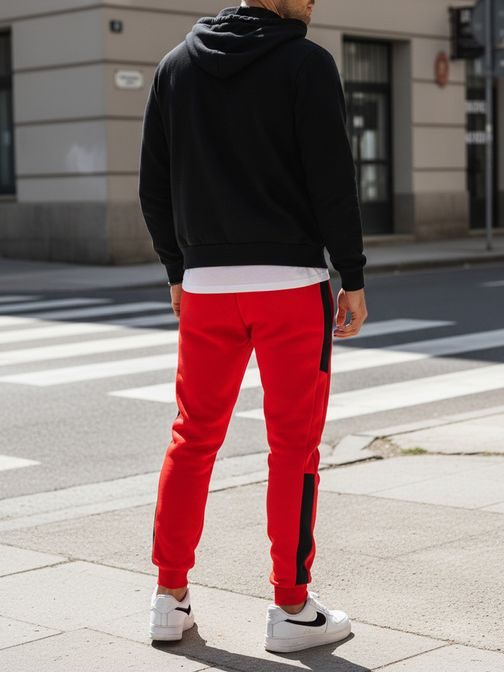 Rdeča trenirka s kontrastnimi črtami