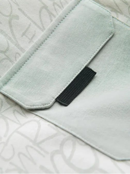 Moška zelena majica z okrasnim žepom in natisnjenimi črkami V4 S2042