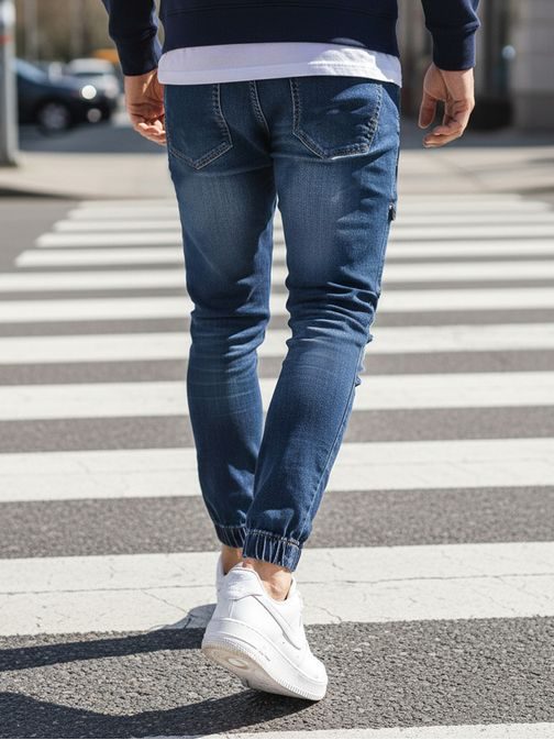 Sodobne kavbojke z nebesno modrimi žepi