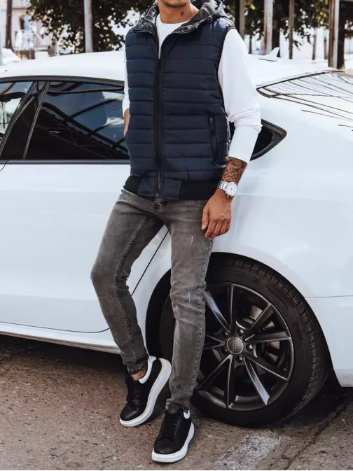 Trendovski brezrokavnik s kapuco v granatni barvi