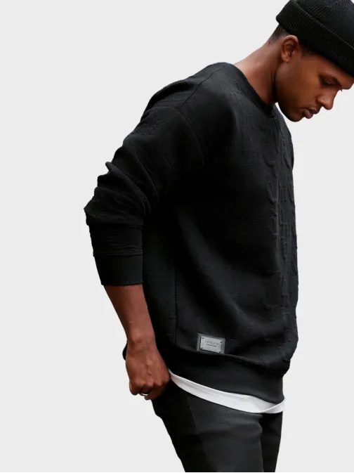 Atraktiven črn pulover z izrazitimi črkami V1 SSNZ-0164