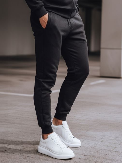 Enostavna moška športna obleka črna