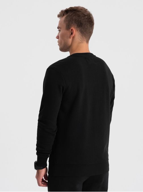 Trendovski črn pulover z izrazitim napisom V1 SSPS-0157
