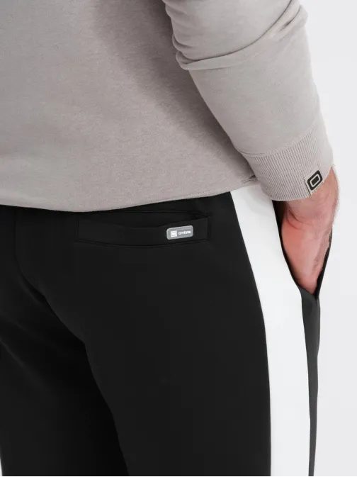 Moške črne športne hlače s kontrastno obrobo V1 PASK-0229