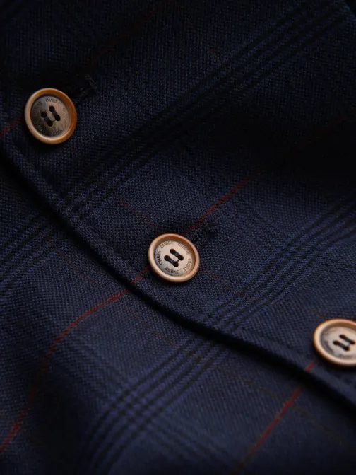 Eleganten temno moder telovnik v karo dizajnu V1 BLZV-0123