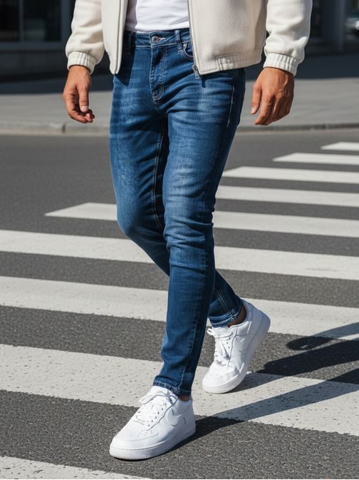 Klasične modre kavbojke atraktivnega dizajna