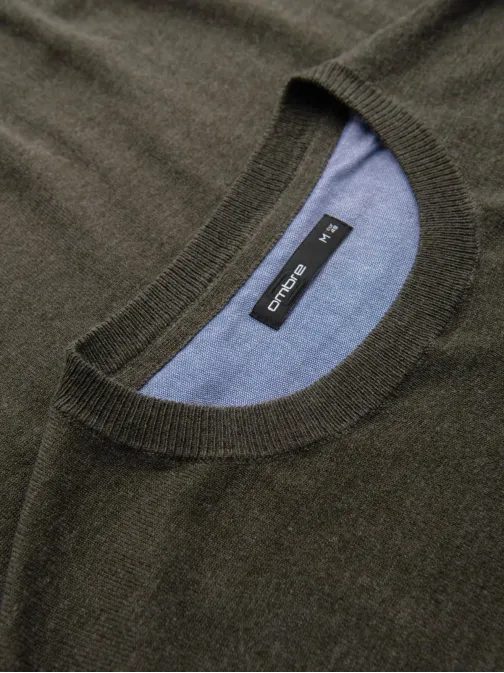 Klasičen olivno zelen pulover z okroglim vratom V17 SWBS-0106