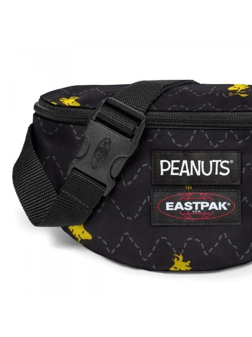 Omejena edicija črna torbica za okoli pasu Eastpak Peanuts Woodstock