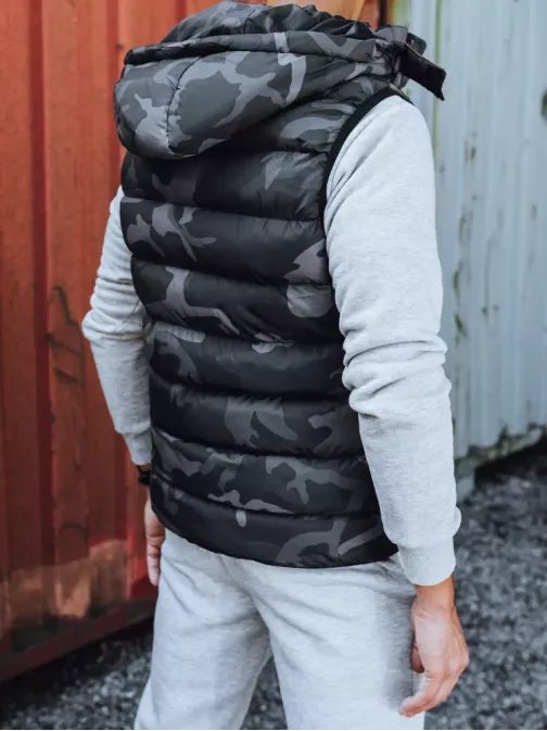 Trendovski siv brezrokavnik s kapuco v maskirnih barvah