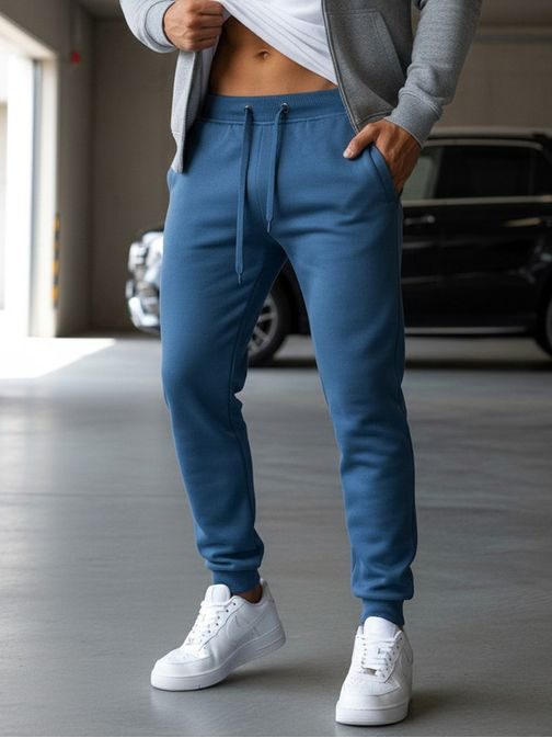 Nebeško modra trenirka enostavnega izgleda