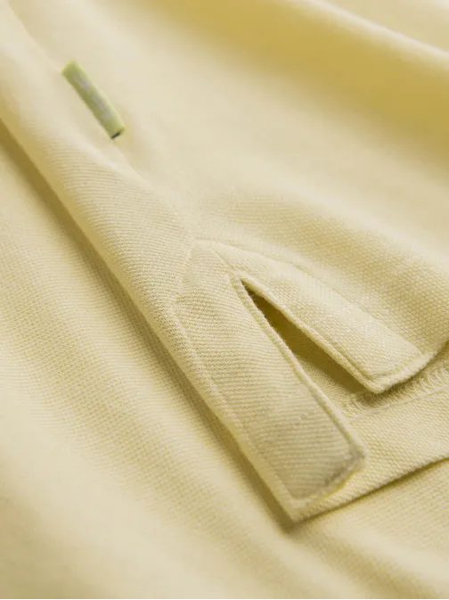 Bombažna rumena polo majica z nežnim napisom V4 S1746