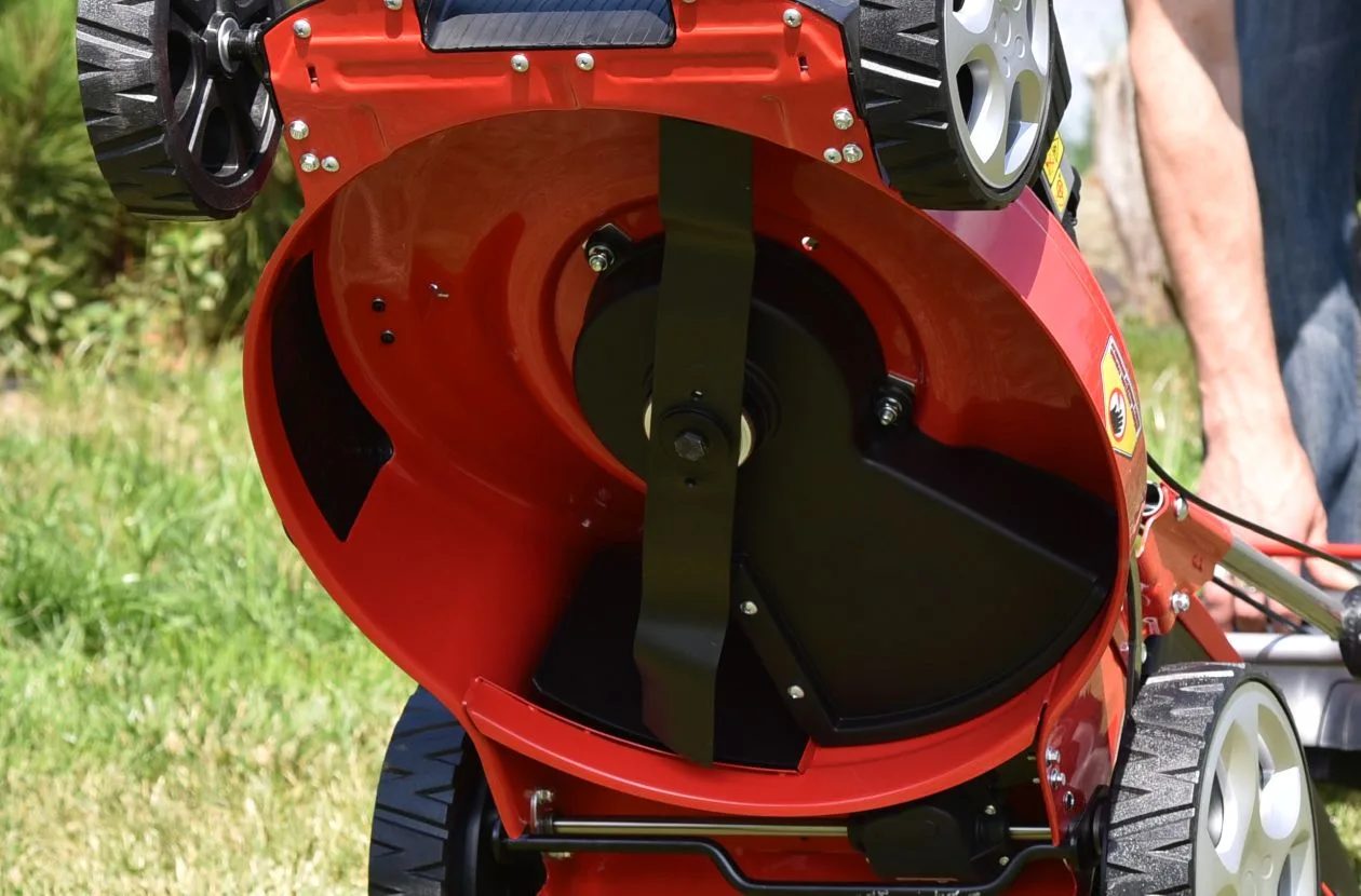 špeciálne tvarovaný mulčovací nôž 