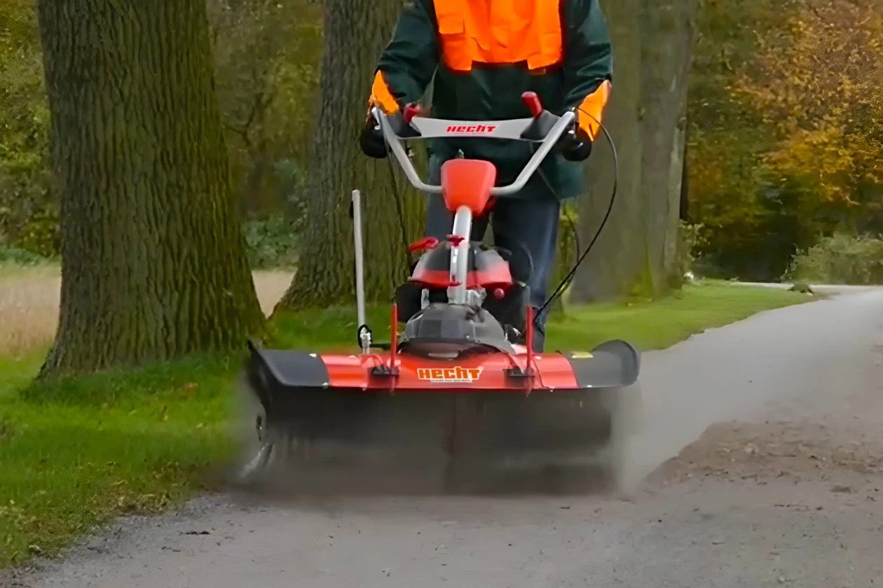 Zametacia kefa upratujúca chodník